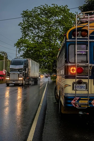 Autobús Con Remolque Carretera Con Árboles Verdes —  Fotos de Stock