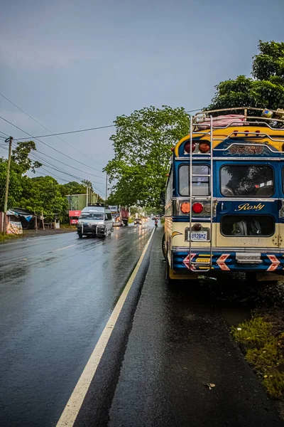 Furgoneta Amarilla Aparcada Con Autobús Carretera —  Fotos de Stock