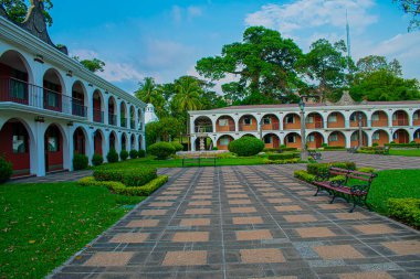 Yeşil ağaçlı ve tuğladan yolu olan konak