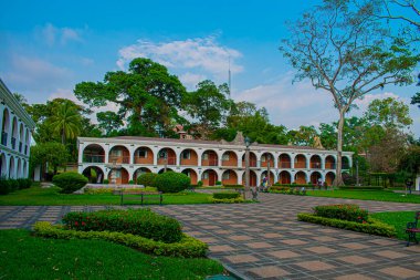 Konağı ve tuğla yolu olan güzel bir manzara.