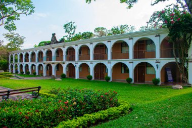 Güzel mavi gökyüzü olan güzel bahçeli konak