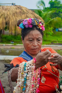 Renkli deniz kabuğu kolyeleri satan yerli bir kadın.