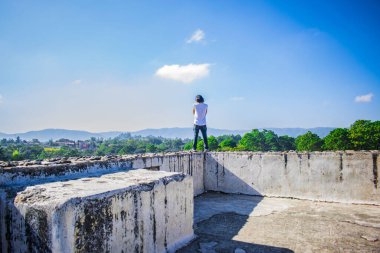 Zaculeu huehutenenango 'da güzel mavi gökyüzü olan genç adam