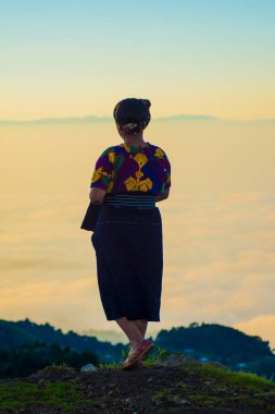 Güzel, tipik Maya renkli kadın kostümü.