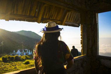 Sunrise House 'da tipik şapkalı Maya yerlisi bir kadın.