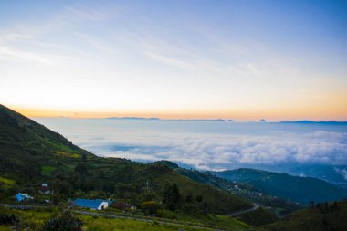 Güneşin doğuşuyla vadide bulut manzarası