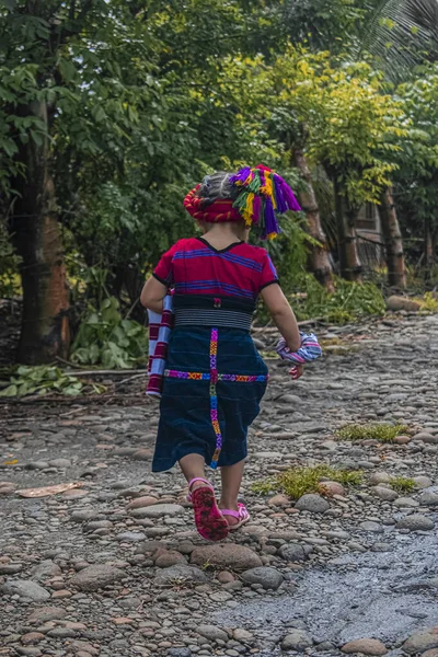 Hermosa Chica Caminando Camino Piedra Con Árboles Fondo — Foto de Stock