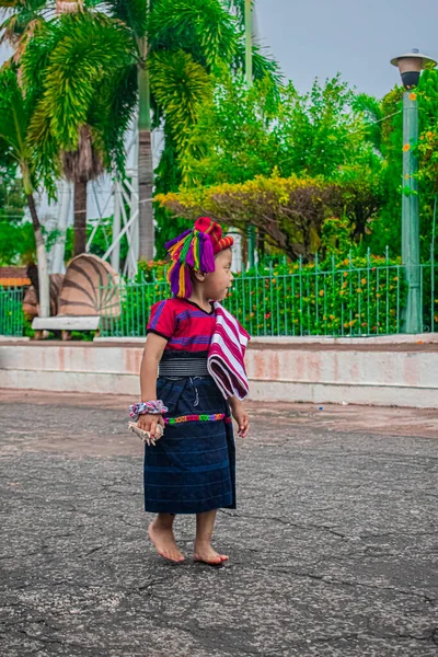 Krásná Dívka Typickou Cajola Oblečení Pejskem Rameni — Stock fotografie