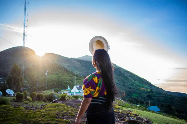 Mujer Con Las Manos Cielo Sombrío Mirando Sol —  Fotos de Stock