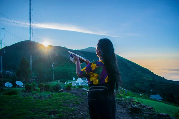 Mujer Indígena Maya Con Sombrero Con Cielo Azul Del Amanecer —  Fotos de Stock