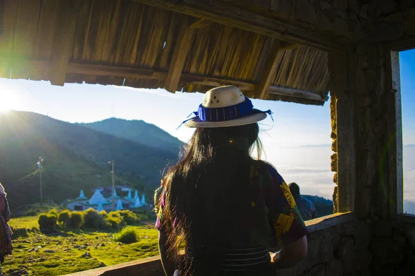 带着典型玛雅人帽的女人 背景是山 — 图库照片