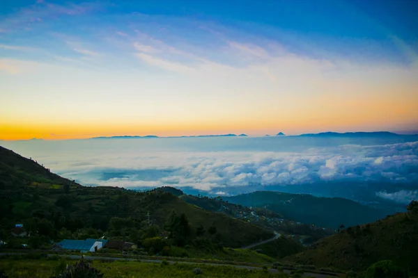 Paisaje Del Valle Con Nubes Colinas Con Cielo Azul — Foto de Stock
