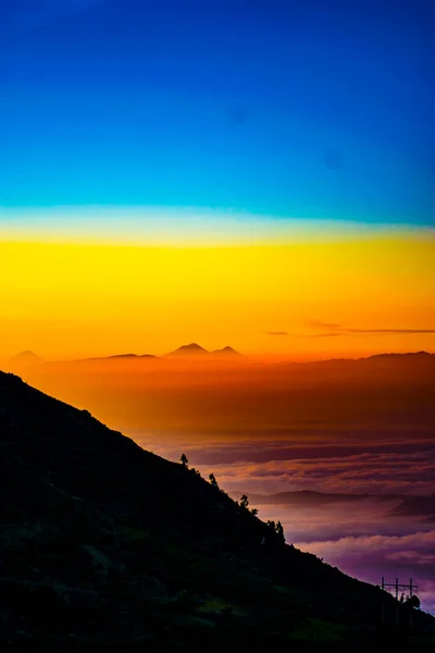 Landschaft Mit Roten Wolken Und Blauem Sonnenaufgangshimmel Bei Allen Heiligen — Stockfoto