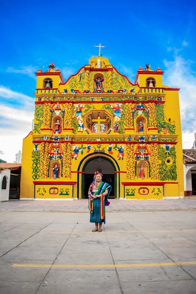 Mujer Con Indunmetaria San Andres Xecul Con Iglesia Fondo Imagen de archivo