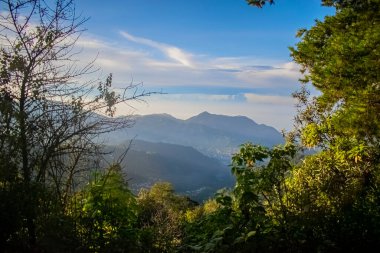 Vadideki tepeler, güzel bulutlarla dolu dağlar.