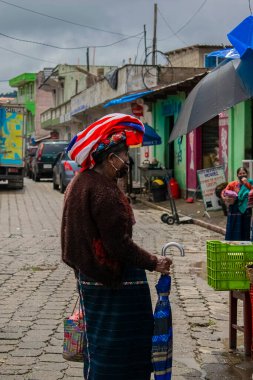 Cajola 'lı yerli bir kadın Cajola' da Covid 19 için maske takıyor.