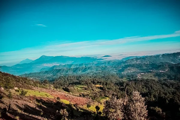 Bella Vista Sulla Campagna Con Paesaggio Montagne Con Cielo Blu — Foto Stock