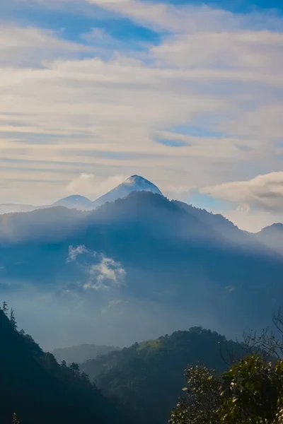 Paesaggio Vulcanico Con Bella Nebbia — Foto Stock