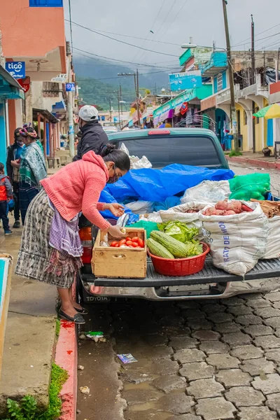 Mujer Cortando Tomates Para Vender Calle Medio Una Pandemia —  Fotos de Stock