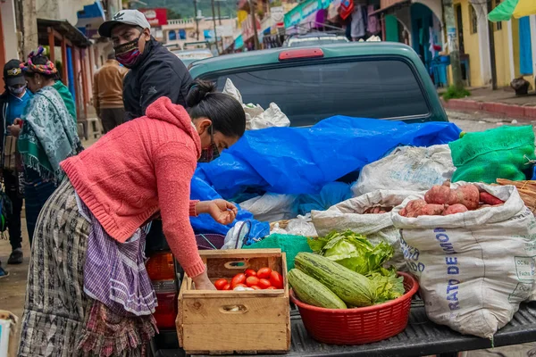 Женщина Продающая Овощи Улице Маске Шабаша — стоковое фото