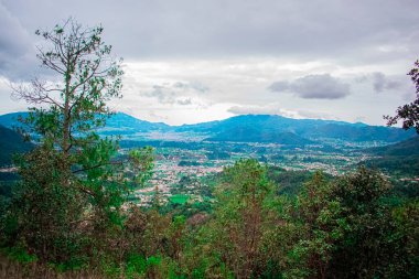 Güzel orman manzarası Bulutlu yağmur havası ve köy