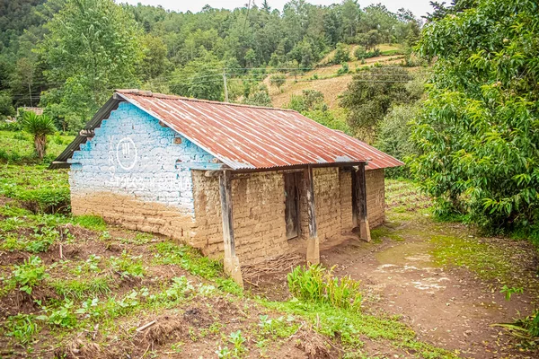 Adobe Casa Com Telhado Folha Velha — Fotografia de Stock