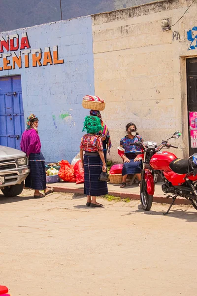 Mujeres Indígenas Vendiendo Mercado Con Moto Frente —  Fotos de Stock