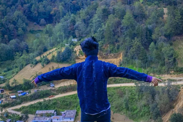 Jeune Homme Avec Les Mains Ouvertes Vêtements Bleus — Photo