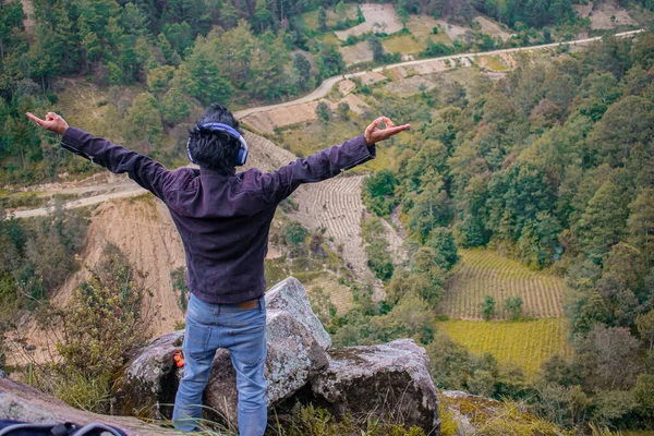 Joven Con Las Manos Aire Fondo Del Bosque — Foto de Stock