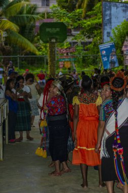 İzabal 'da geleneksel erkek çocuğunu dans ettiren yerli kadınlar.