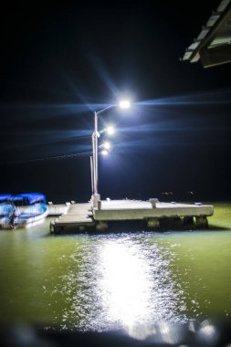 Beyaz ışık direğiyle kenetlenme