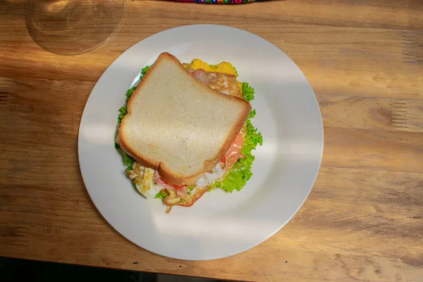 Delicioso Sándwich Con Plato Fondo Mesa Madera — Foto de Stock