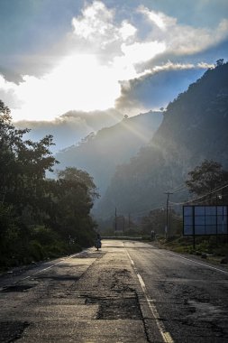 Güneşin batışının güzel manzaralı yolları