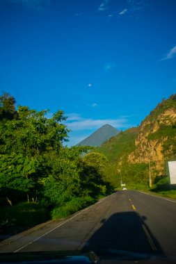 Volkanlar ve dağlarla kaplı yol manzarası
