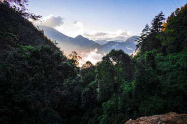 Tepeli vadi manzarası ve bulutlu gökyüzü güzel vadi