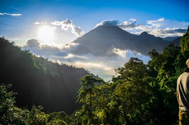 Vadide ağaçlarla kaplı Santa Maria volkanı ile güzel bir vadi geçidi.,
