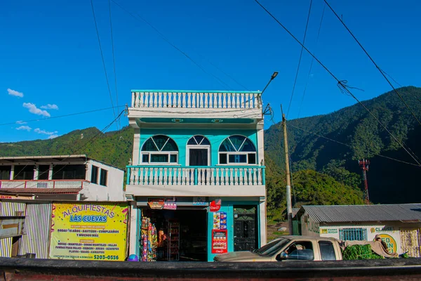 Casa Azul Tienda Con Montañas Fondo — Foto de Stock