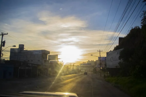 城市里的日出 阳光下闪烁着广告牌 — 图库照片