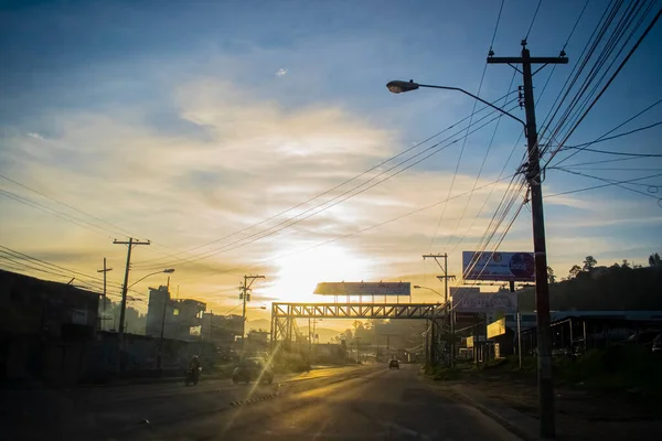 Cidade Com Pessoas Andando Céu Azul Belo Nascer Sol — Fotografia de Stock