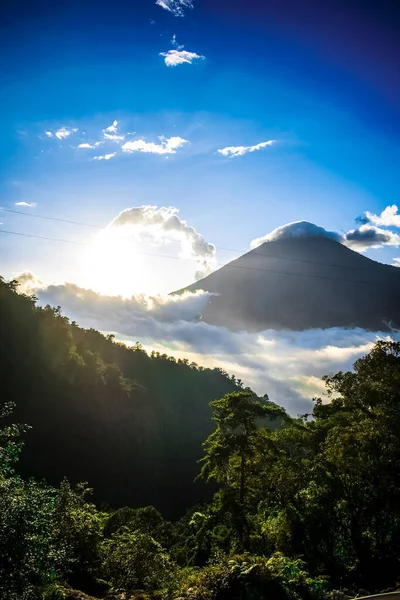 Hermoso Sol Que Brilla Detrás Del Volcán Con Cielo Azul — Foto de Stock