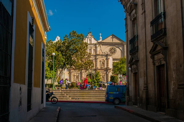 Bella Strada Con Chiesa Alberi Verdi Con Cielo Blu — Foto Stock