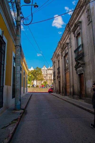 Strada Nel Centro Della Città Con Edifici Classici Cielo Blu — Foto Stock