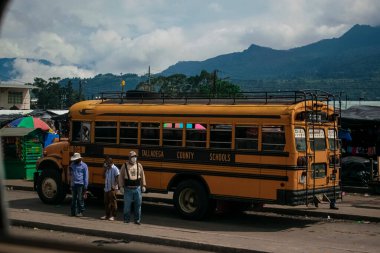 Minerva terminaline park edilmiş minibüs yolcuları yüklüyor. 