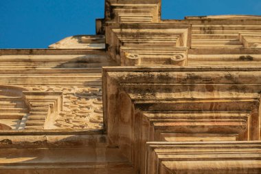 Güzel gri ve beyaz kilise hesabı.