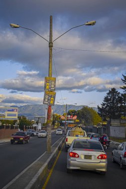 Güzel bulutlar ve ağaçlarla kaplı trafik manzarası