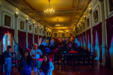 İnsanlarla güneş her sanat sergisini ziyaret ediyor