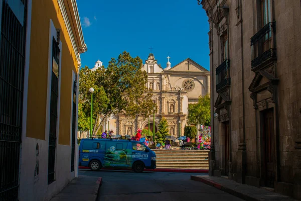 Carro Calle Con Iglesia Parque Fondo —  Fotos de Stock