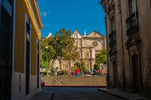 Vecchia Chiesa Della Città Quetzaltenango Con Alberi Fronte Strada — Foto Stock