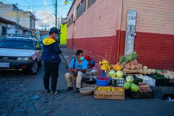 Männer Verkaufen Obst Und Gemüse Auf Der Straße — Stockfoto