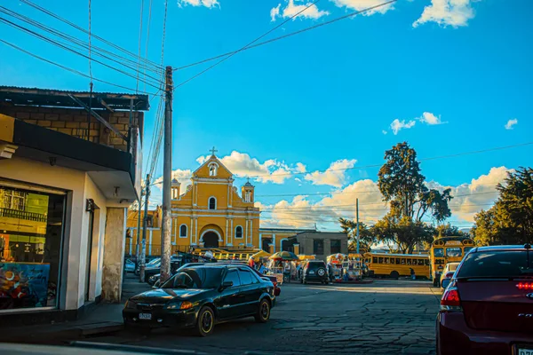 Iglesia Amarilla Con Cielo Azul Con Nubes — Foto de Stock